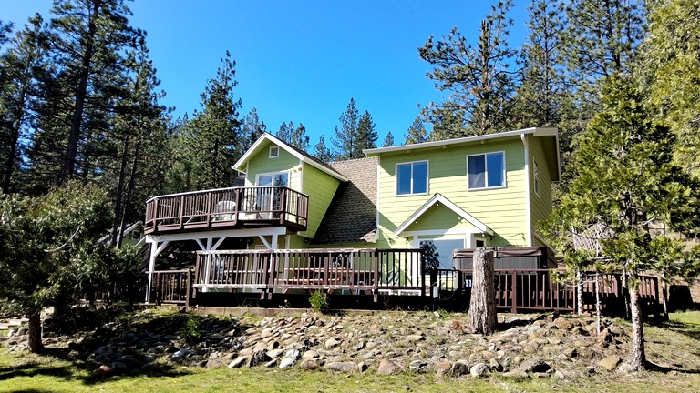 Quiet Mountain-View Retreat Surrounded by Nature in Weed, California