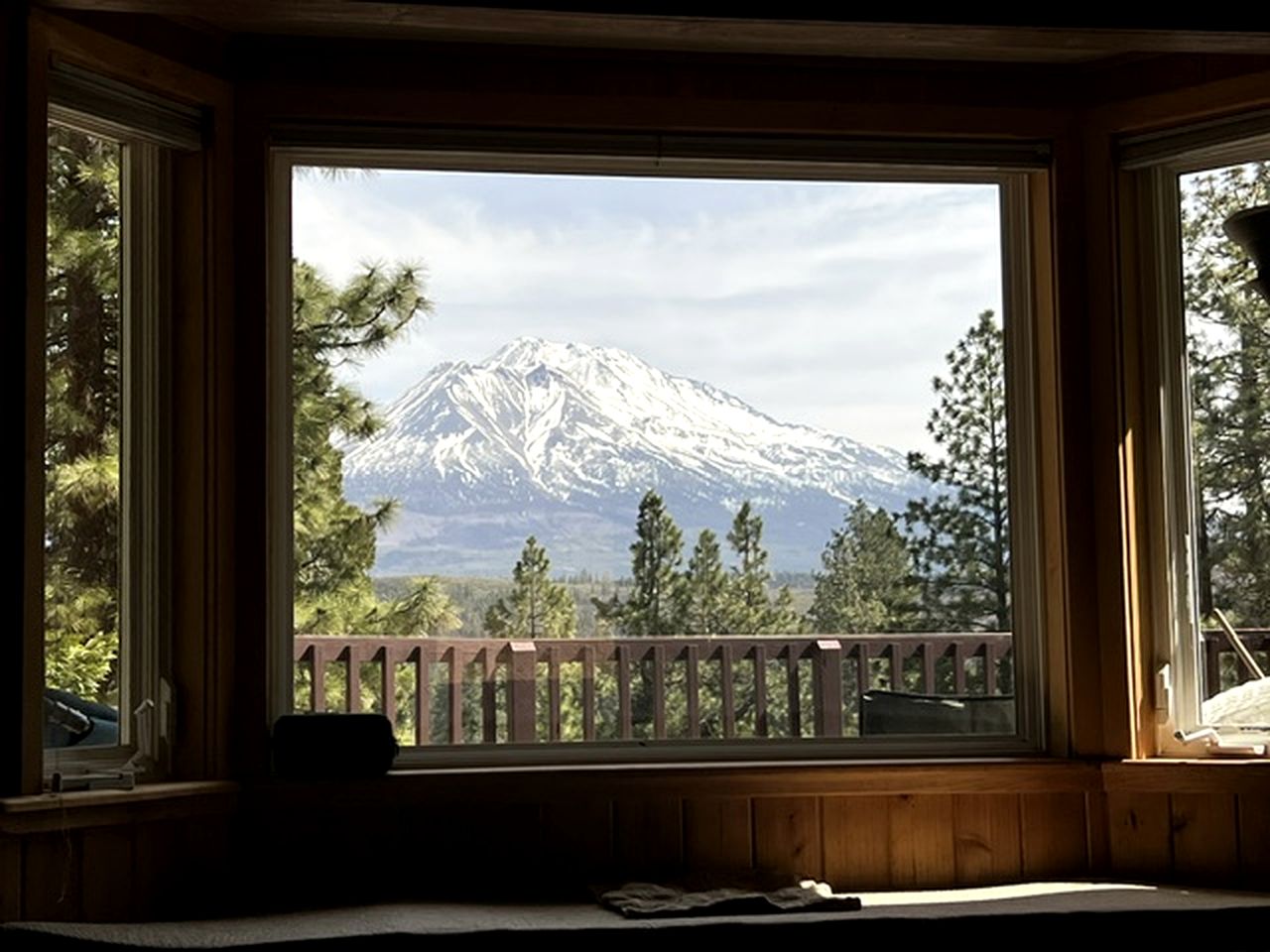 Quiet Mountain-View Retreat Surrounded by Nature in Weed, California