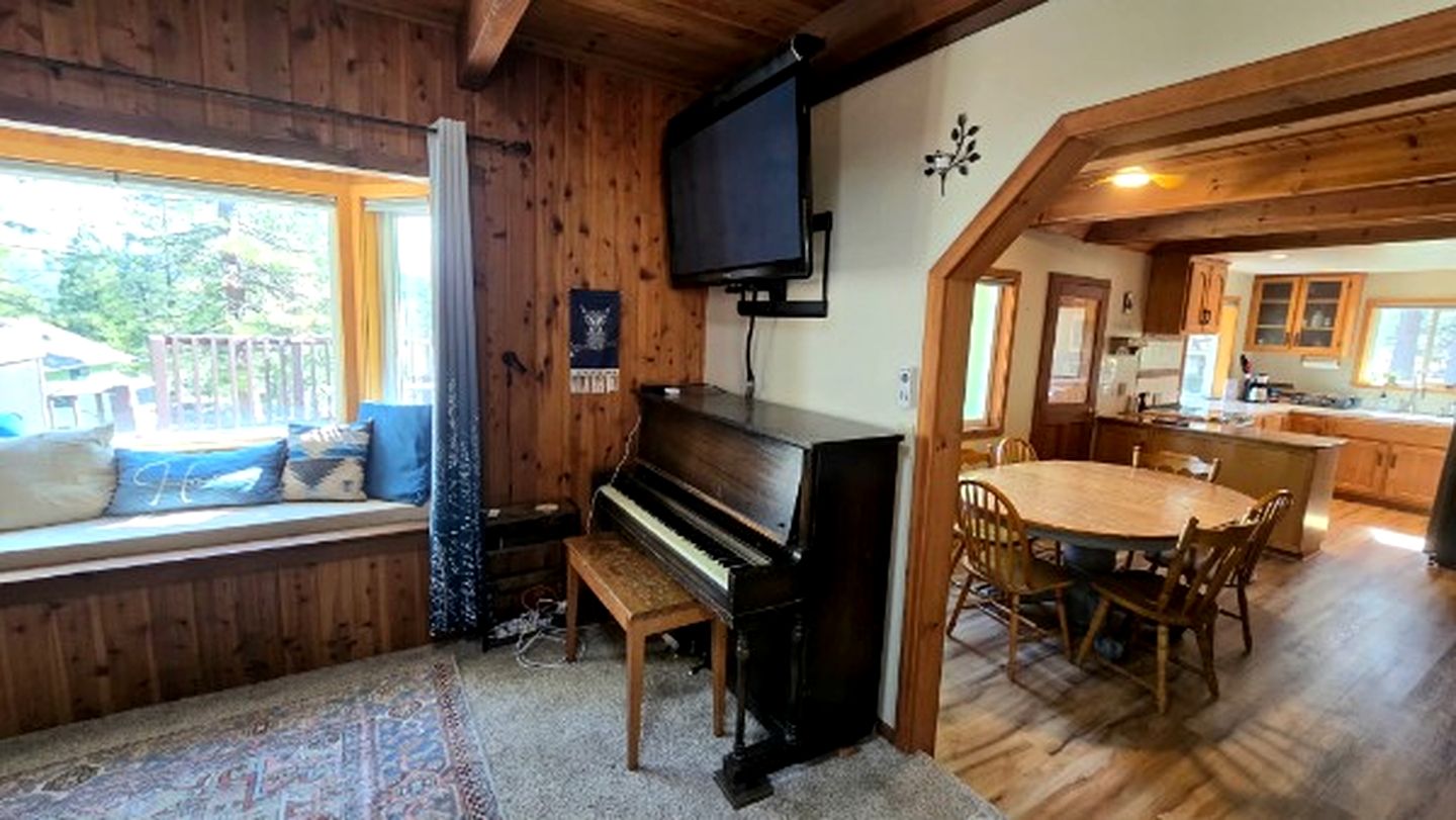 Quiet Mountain-View Retreat Surrounded by Nature in Weed, California