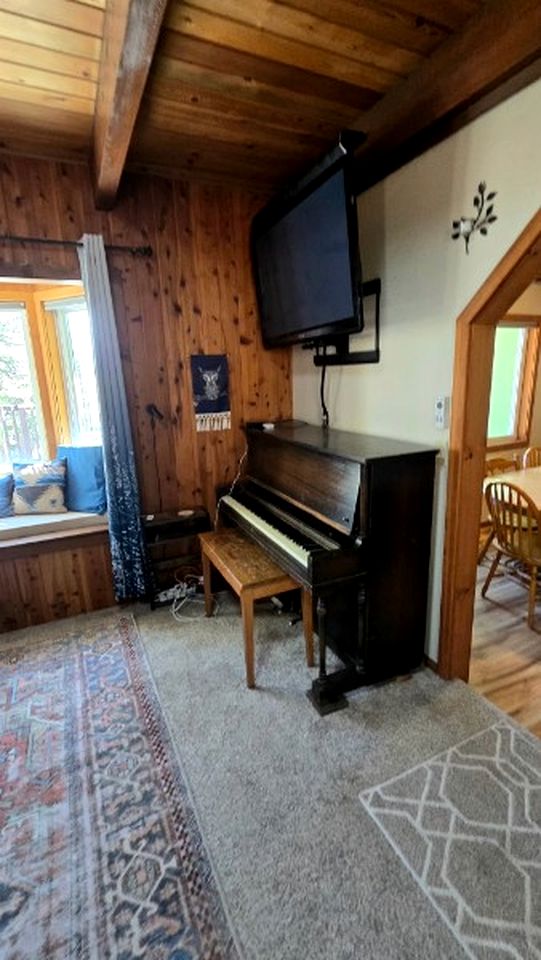 Quiet Mountain-View Retreat Surrounded by Nature in Weed, California