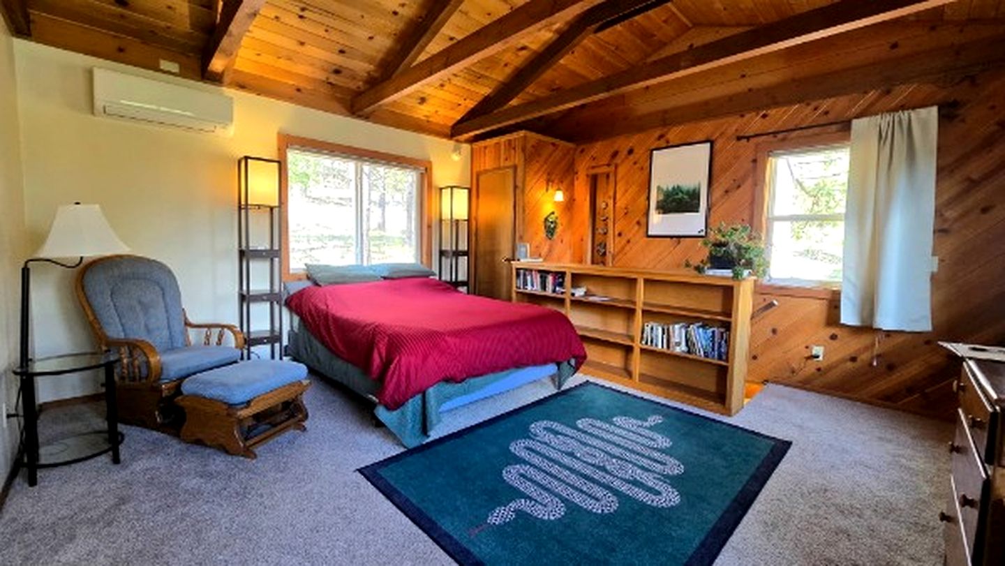 Quiet Mountain-View Retreat Surrounded by Nature in Weed, California