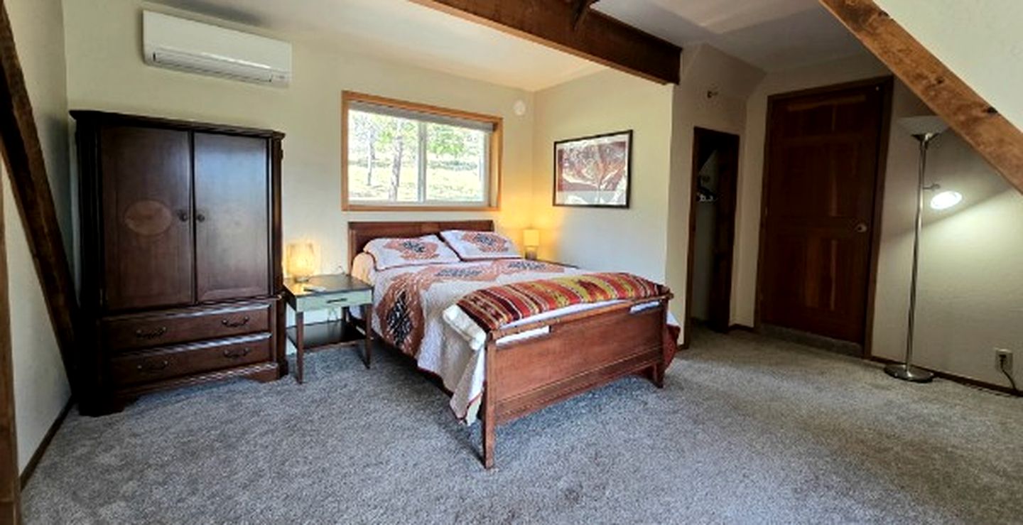 Quiet Mountain-View Retreat Surrounded by Nature in Weed, California