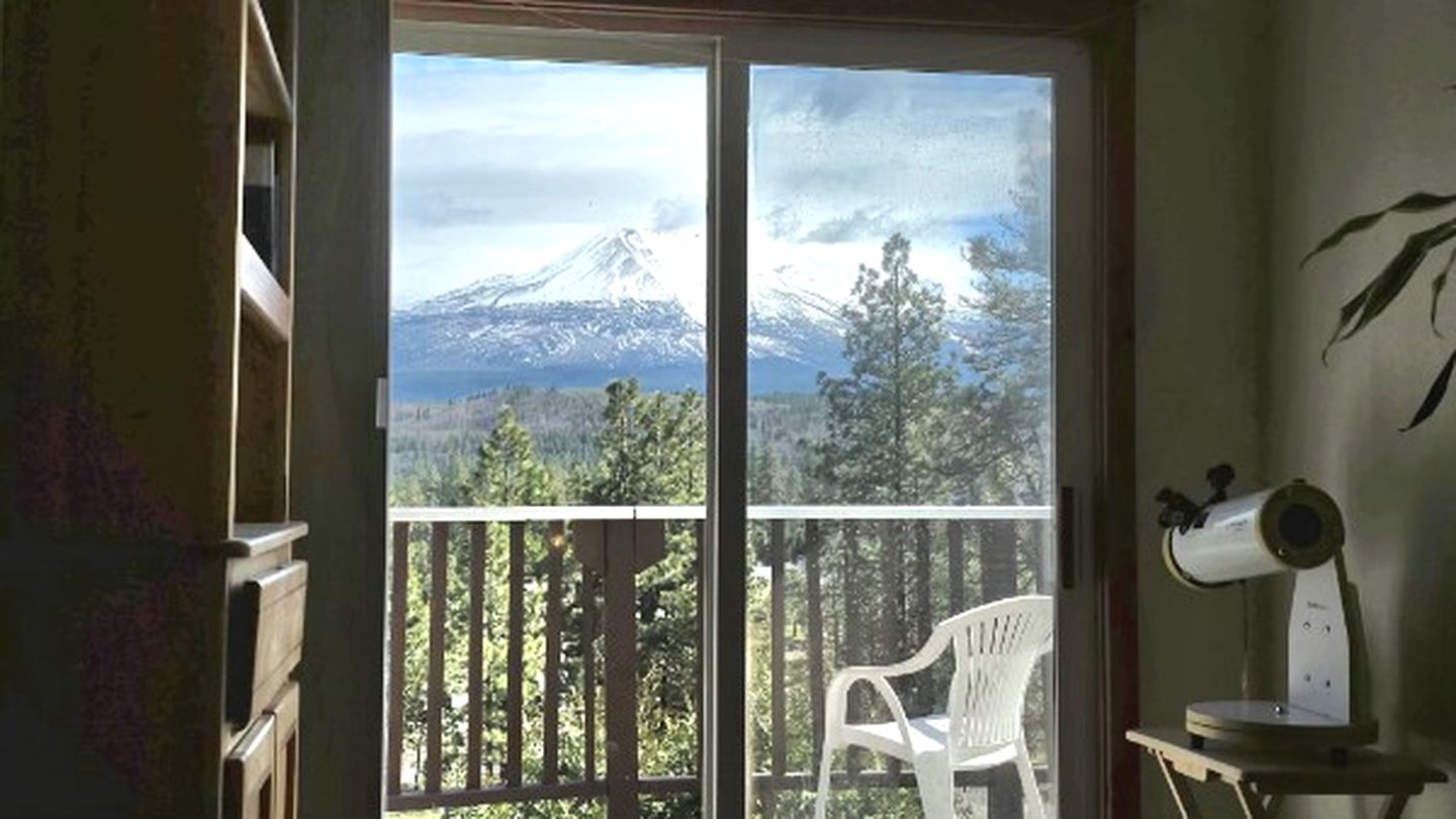 Quiet Mountain-View Retreat Surrounded by Nature in Weed, California