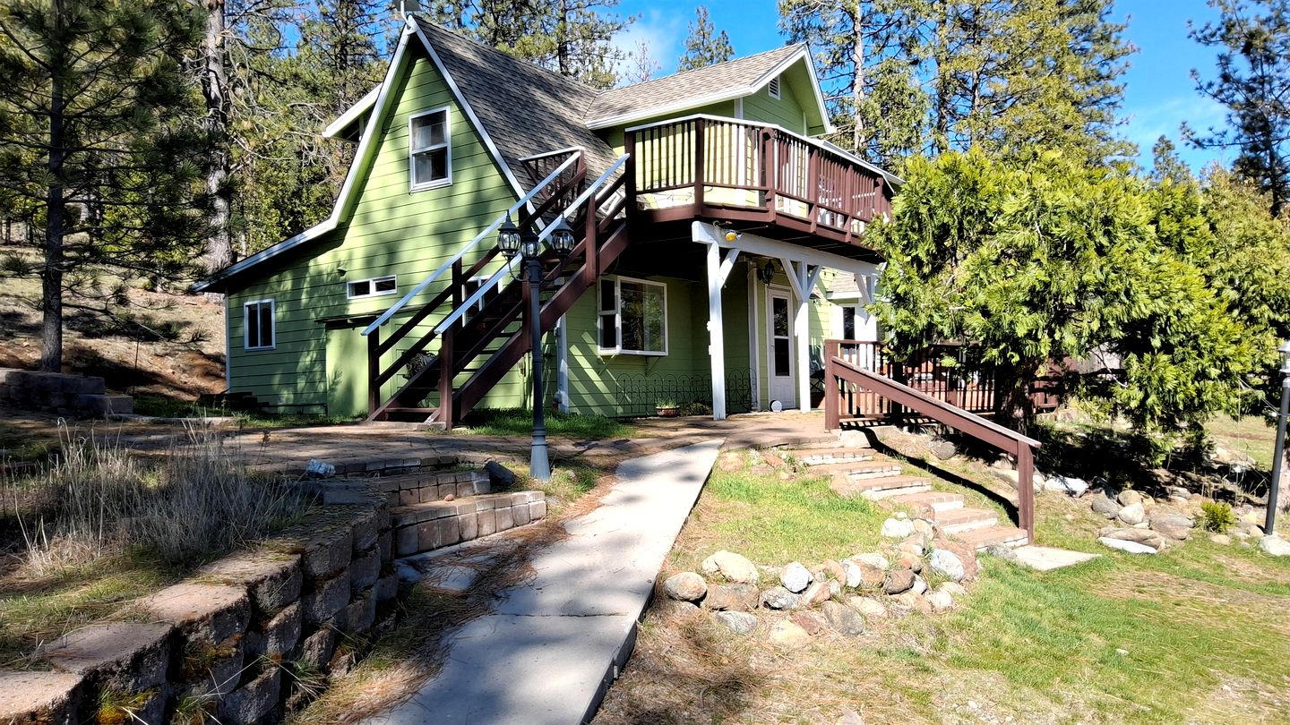 Quiet Mountain-View Retreat Surrounded by Nature in Weed, California