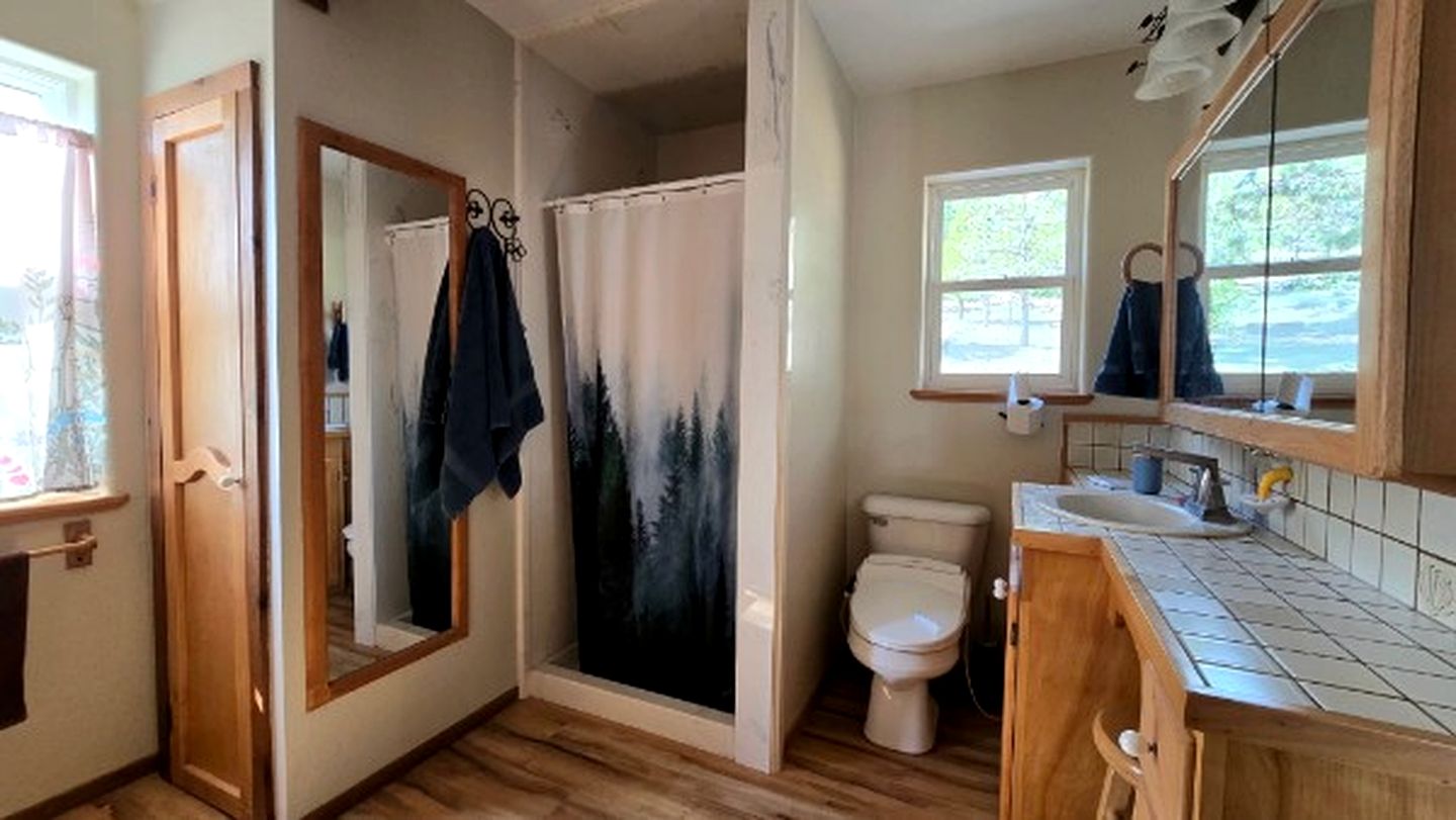 Quiet Mountain-View Retreat Surrounded by Nature in Weed, California