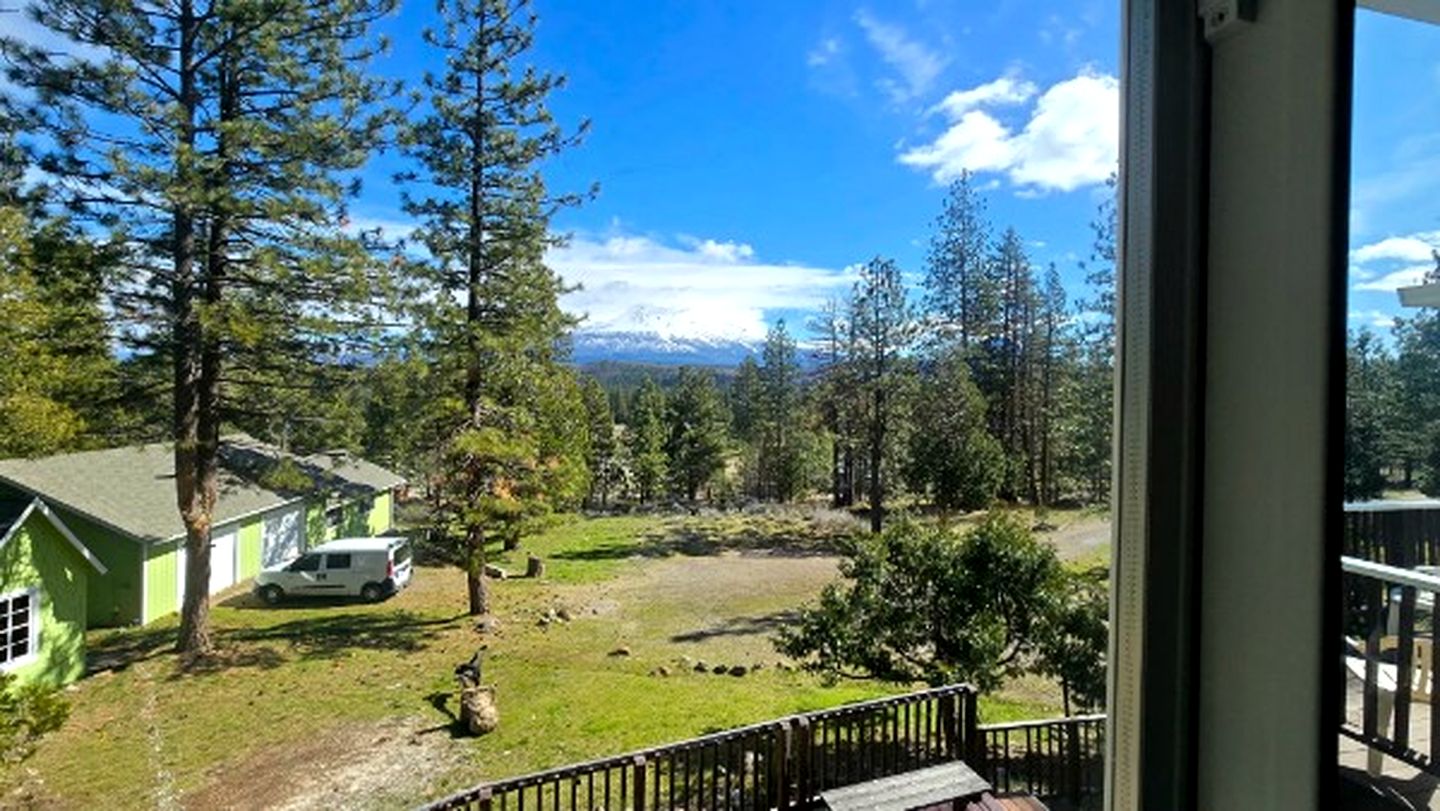 Quiet Mountain-View Retreat Surrounded by Nature in Weed, California