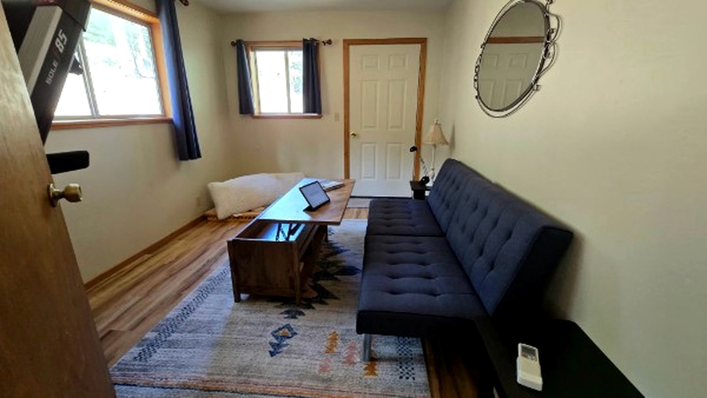 Quiet Mountain-View Retreat Surrounded by Nature in Weed, California