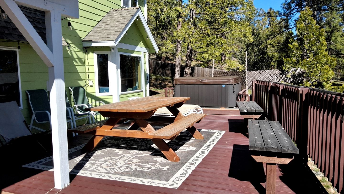 Quiet Mountain-View Retreat Surrounded by Nature in Weed, California