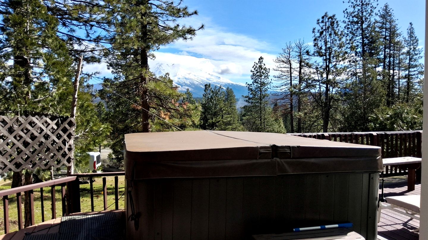 Quiet Mountain-View Retreat Surrounded by Nature in Weed, California