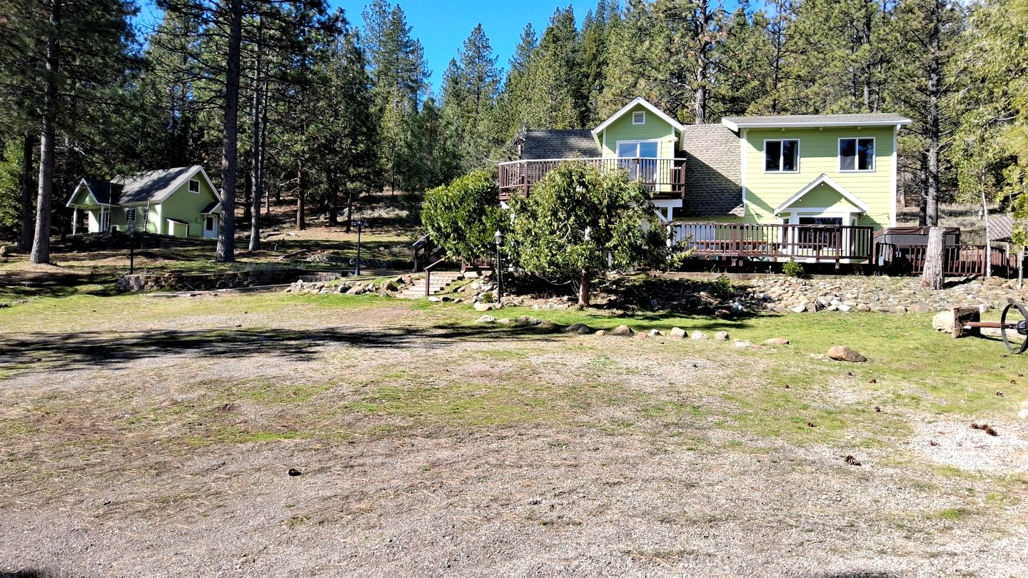Quiet Mountain-View Retreat Surrounded by Nature in Weed, California