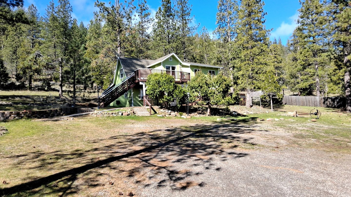 Quiet Mountain-View Retreat Surrounded by Nature in Weed, California