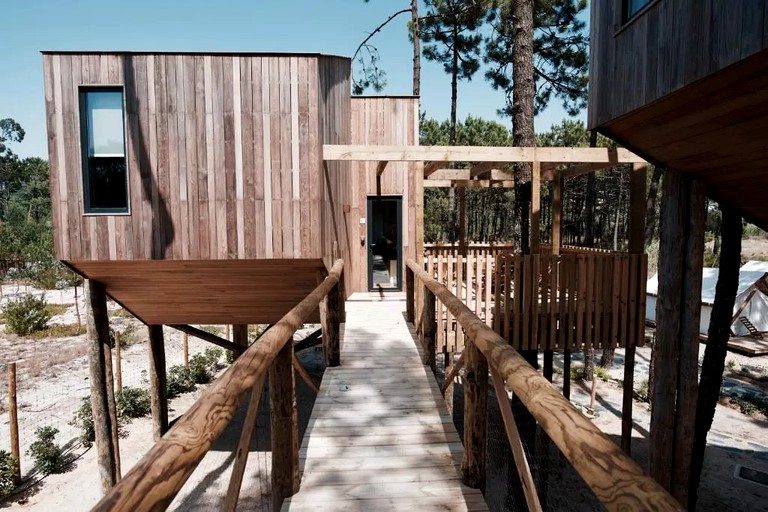 This tree house is ideal for luxury camping in Portugal