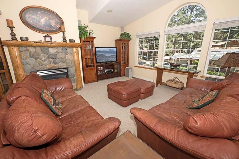 Rustic Rental Cabin with Hot Tub near Heavenly Ski Resort in South Lake Tahoe, California