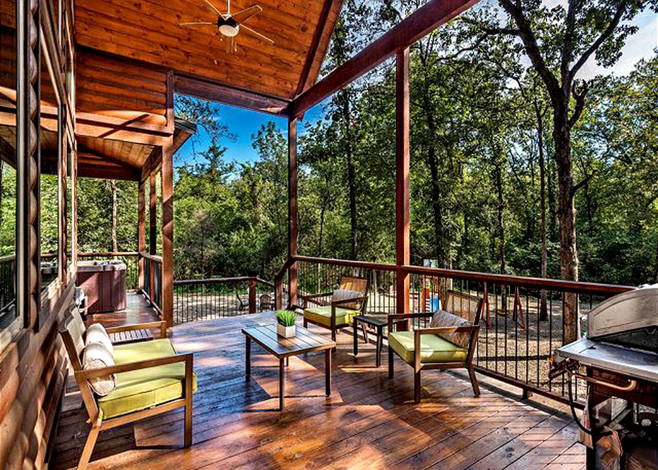 Beautiful Luxurious Cabin with a Hot Tub in Hochatown, Oklahoma - The Ultimate Glamping Destination near Beavers Bend State Park