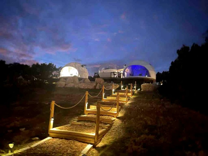 Domes (Lago Vista, Texas, United States of America)