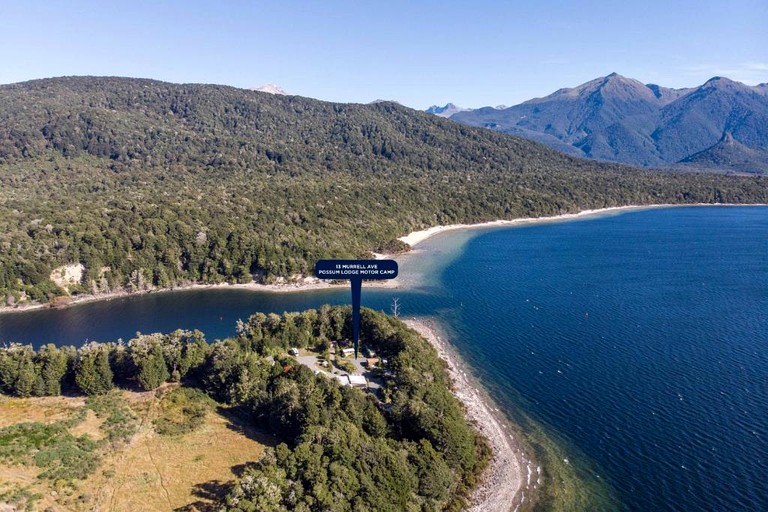 Simple Vacation Rental with Shared Facilities near Whare Creek, New Zealand | Cabins (Manapouri, South Island, New Zealand)