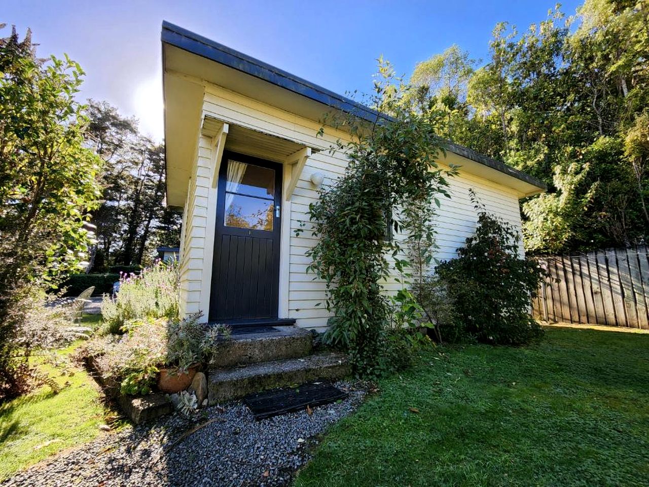 Simple Vacation Rental with Shared Facilities near Whare Creek, New Zealand