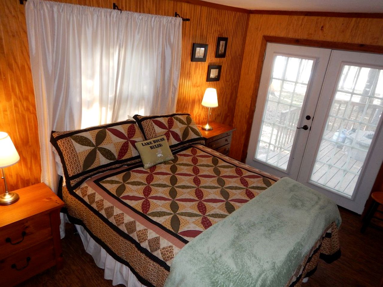 Rustic 18-Person Cabin Rental on Lake Sam Rayburn for Staycation near Houston