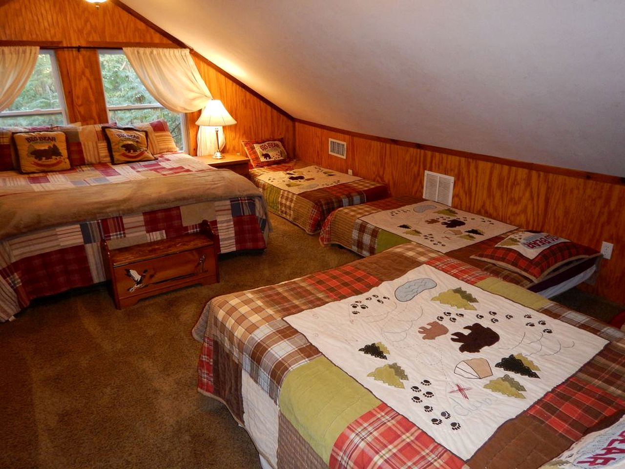 Rustic 18-Person Cabin Rental on Lake Sam Rayburn for Staycation near Houston