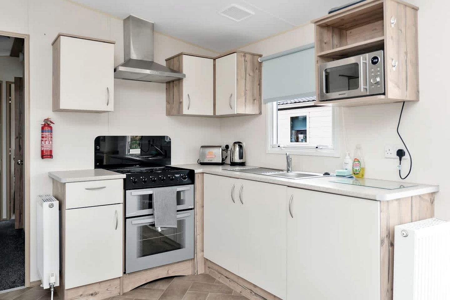 Spacious Silver Lodge Retreat with Pool, Outdoor Deck & Seaside Adventures in Scotland, United Kingdom