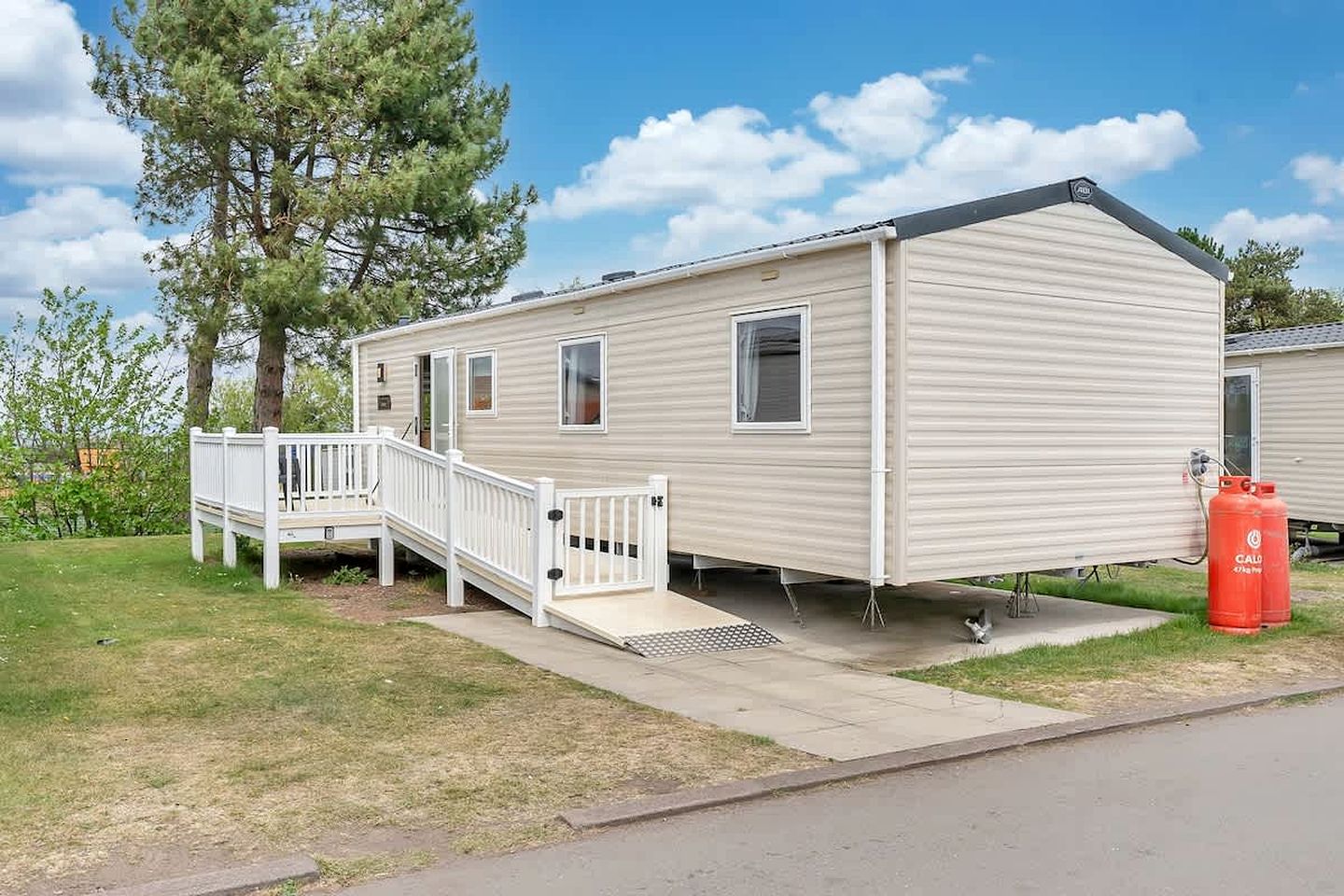 Spacious Silver Lodge Retreat with Pool, Outdoor Deck & Seaside Adventures in Scotland, United Kingdom