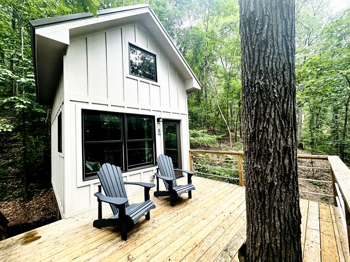 Off-grid Tree House Suitable for Four in Alabama
