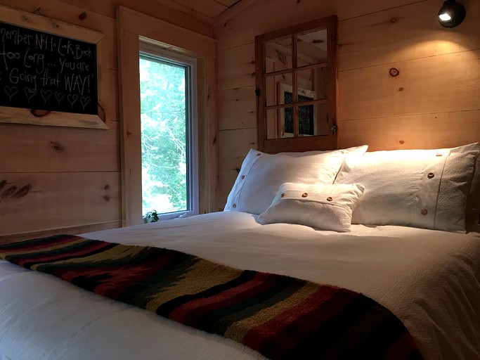 Cabins (The Blue Mountains, Ontario, Canada)