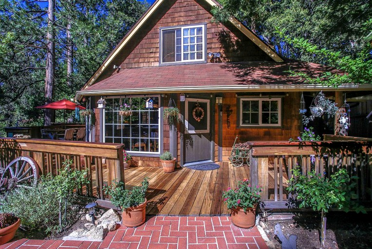 This Idyllwild cabin is great for getaways from Los Angeles