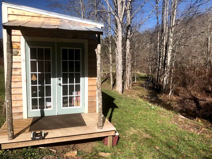 Streamside tiny home with Mountain View’s, pond and fire pit, Tiny