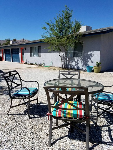 Cottages (Joshua Tree, California, United States of America)