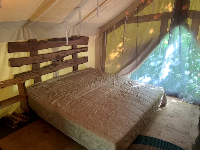 Tents (Saint-Calixte, Quebec, Canada)