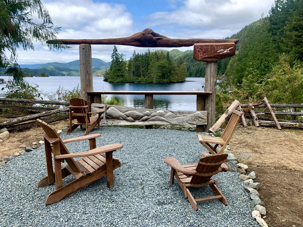 Cozy Cottage for a Romantic Getaway on a Lake Resort near Savary Island, British Columbia