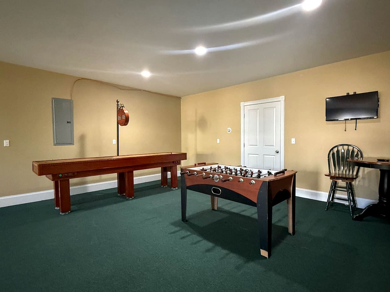 Expansive North Conway Retreat with Hot Tub & Game Room near Downtown, New Hampshire