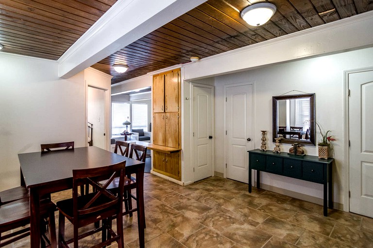 Cabins (Nacogdoches, Texas, United States)