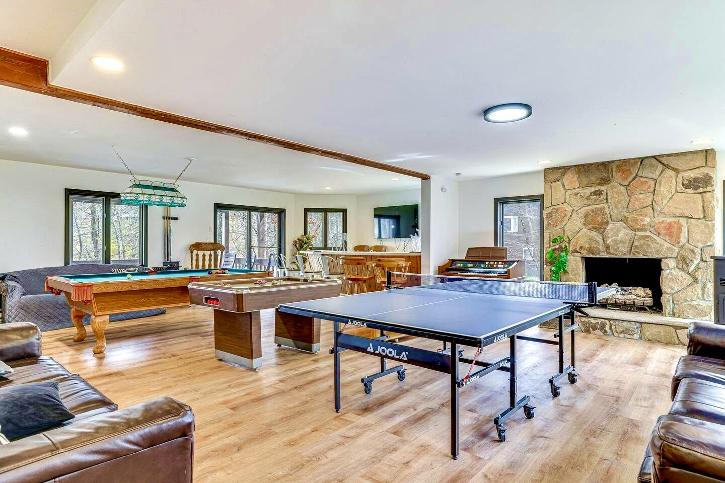 Incredible Waterfront Cabin with Game Room and Hot Tub in East Stroudsburg, Pennsylvania