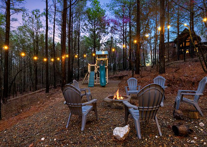 Charming Pet-Friendly Cabin Rental in Hochatown, Oklahoma - Incredible Destination for a Glamping Getaway near Broken Bow Lake | Cabins (Hochatown, Ok
