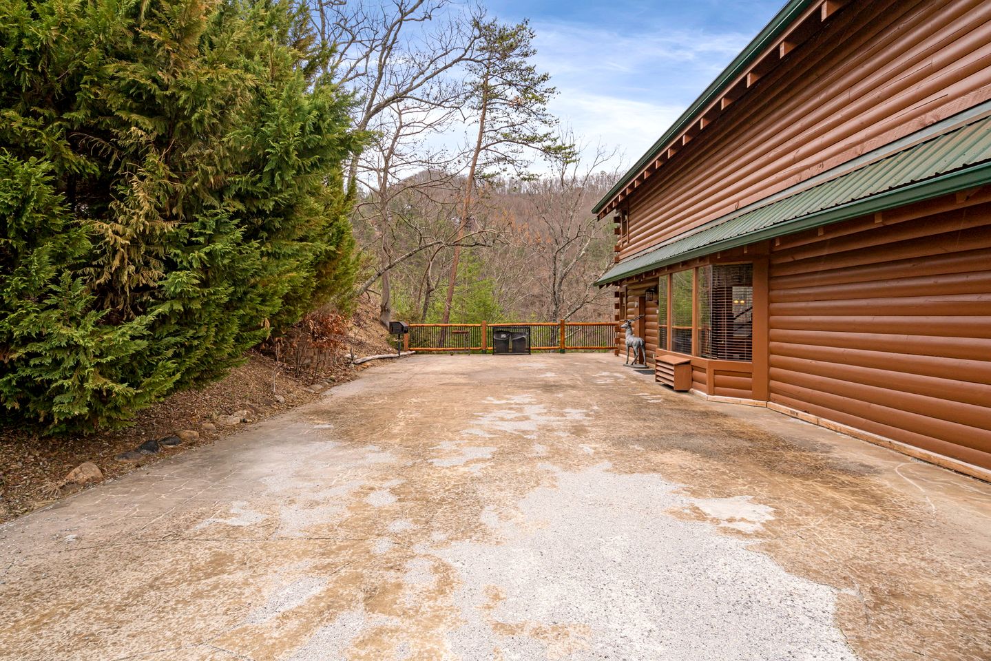 Stunning Smoky Mountain Log Cabin with 270° Views, Luxury Amenities & Hot Tub near Gatlinburg, TN