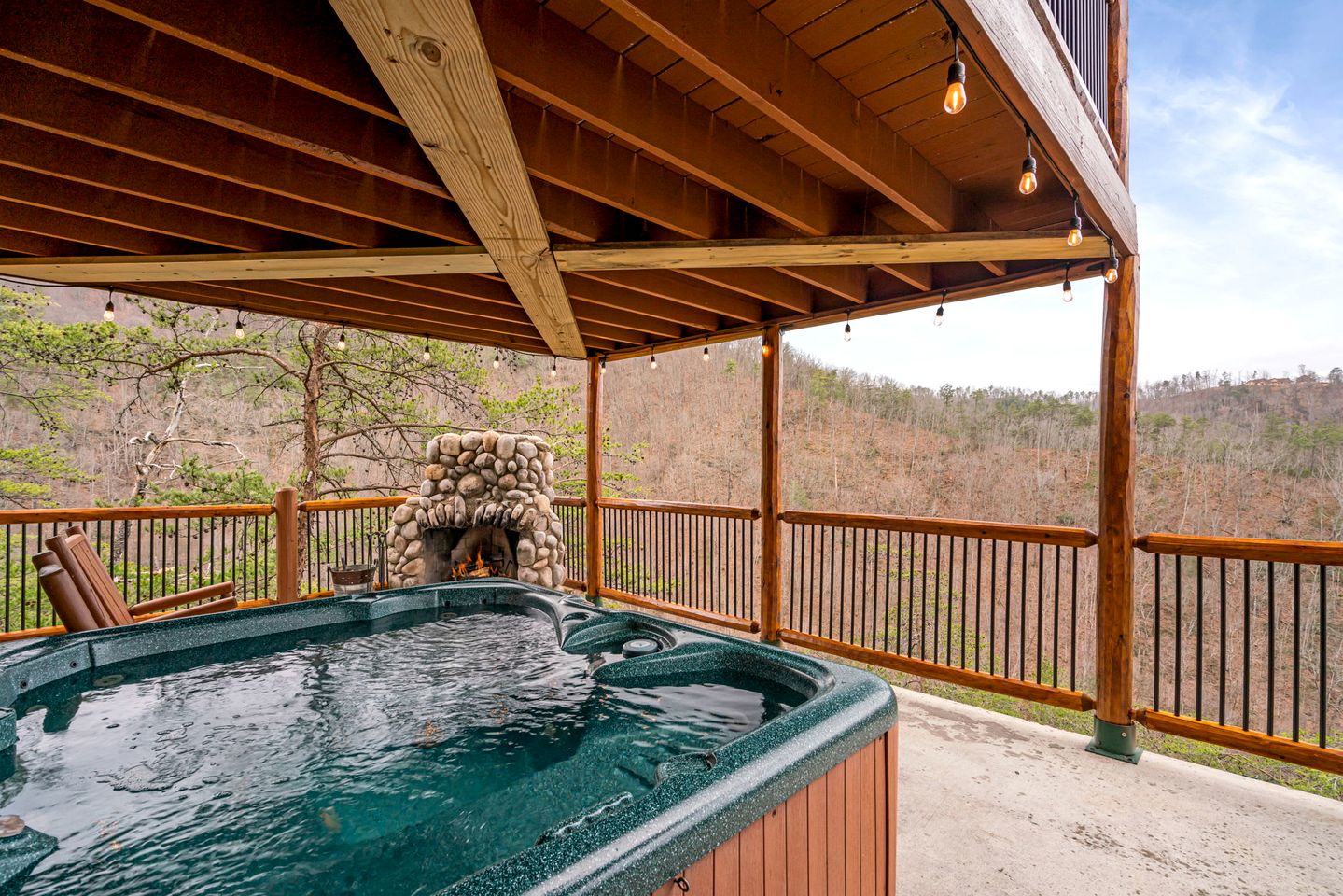Stunning Smoky Mountain Log Cabin with 270° Views, Luxury Amenities & Hot Tub near Gatlinburg, TN