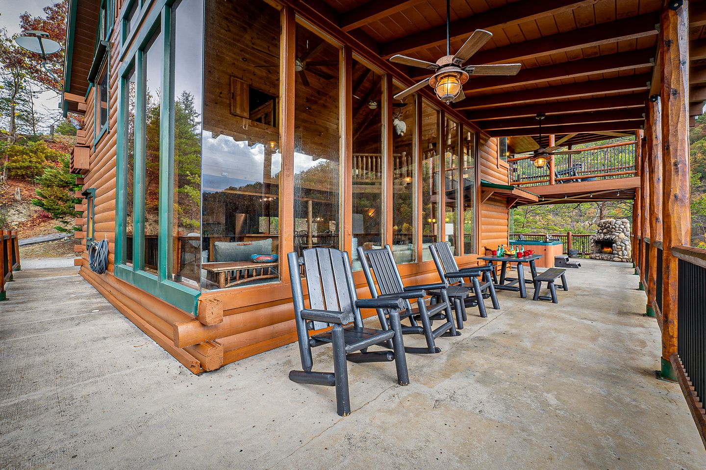 Stunning Smoky Mountain Log Cabin with 270° Views, Luxury Amenities & Hot Tub near Gatlinburg, TN