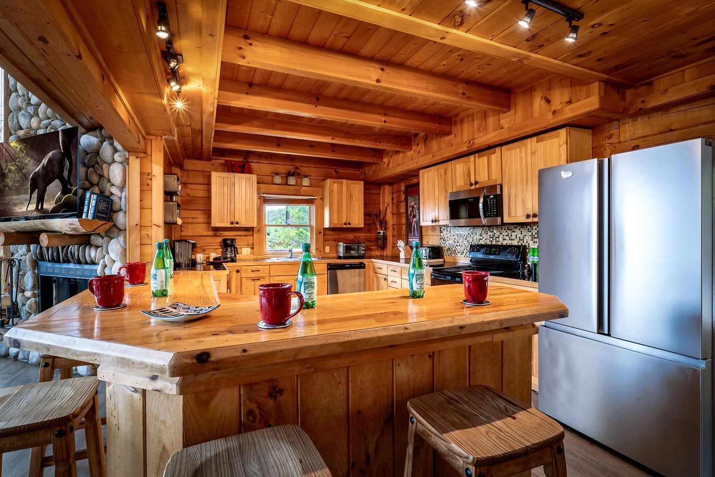 Stunning Smoky Mountain Log Cabin with 270° Views, Luxury Amenities & Hot Tub near Gatlinburg, TN