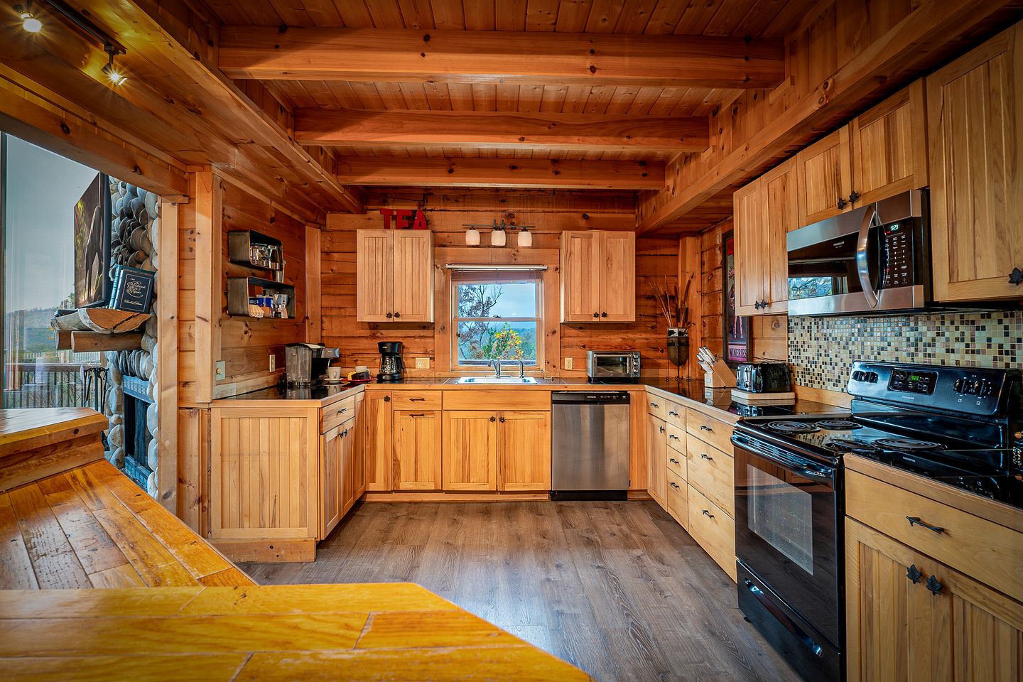 Stunning Smoky Mountain Log Cabin with 270° Views, Luxury Amenities & Hot Tub near Gatlinburg, TN