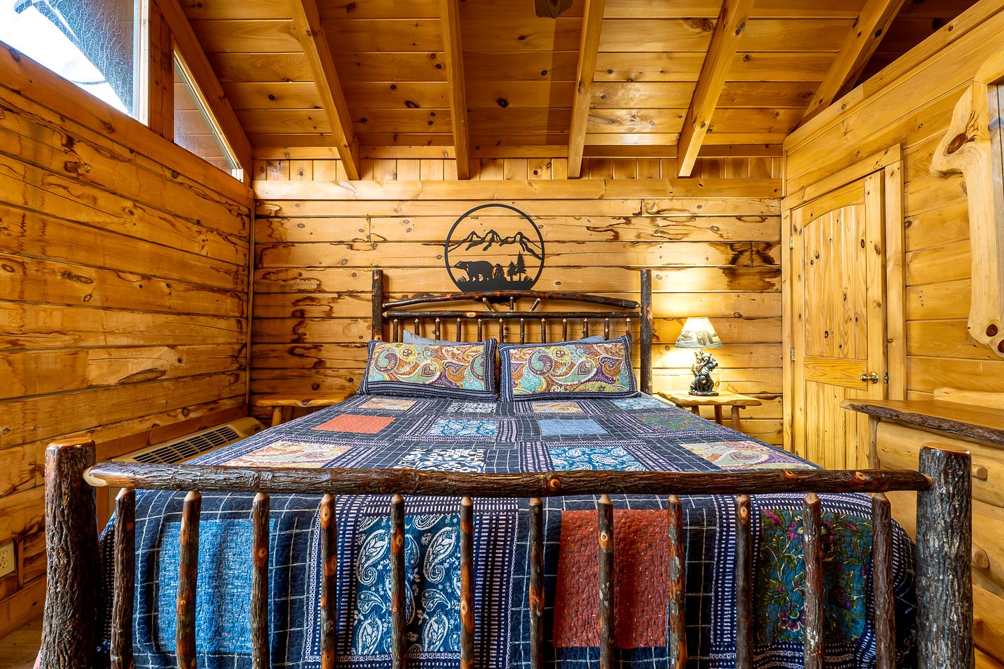 Stunning Smoky Mountain Log Cabin with 270° Views, Luxury Amenities & Hot Tub near Gatlinburg, TN