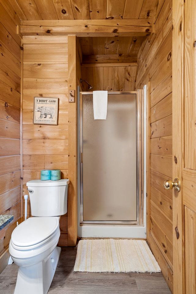 Stunning Smoky Mountain Log Cabin with 270° Views, Luxury Amenities & Hot Tub near Gatlinburg, TN