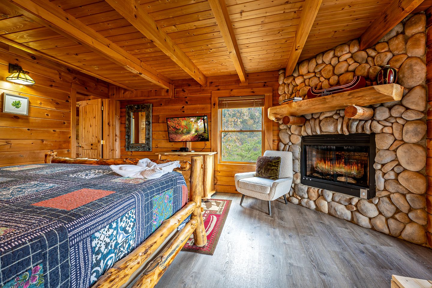 Stunning Smoky Mountain Log Cabin with 270° Views, Luxury Amenities & Hot Tub near Gatlinburg, TN