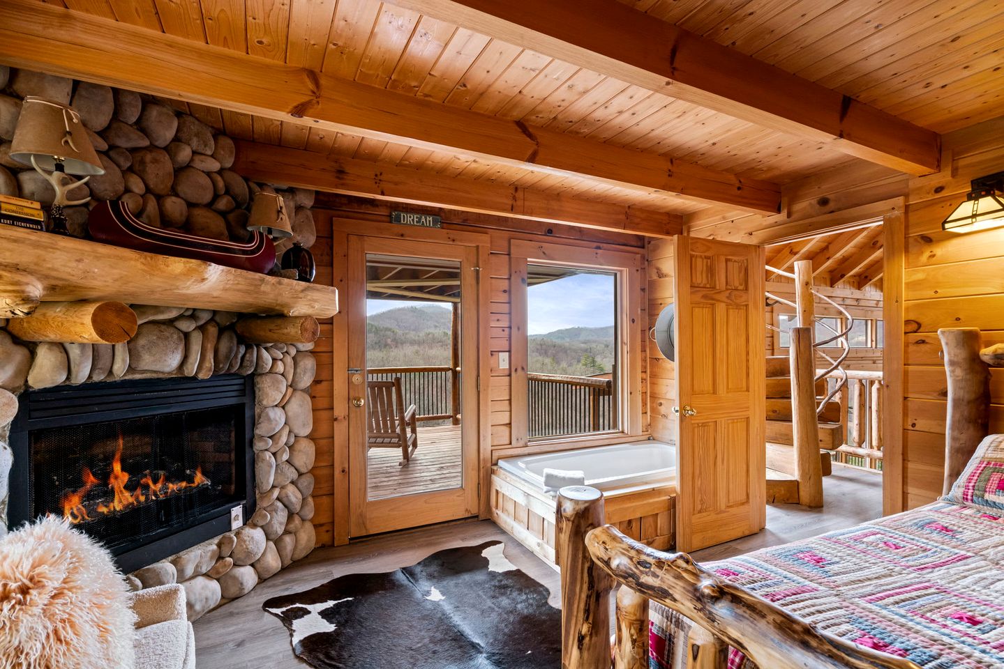 Stunning Smoky Mountain Log Cabin with 270° Views, Luxury Amenities & Hot Tub near Gatlinburg, TN