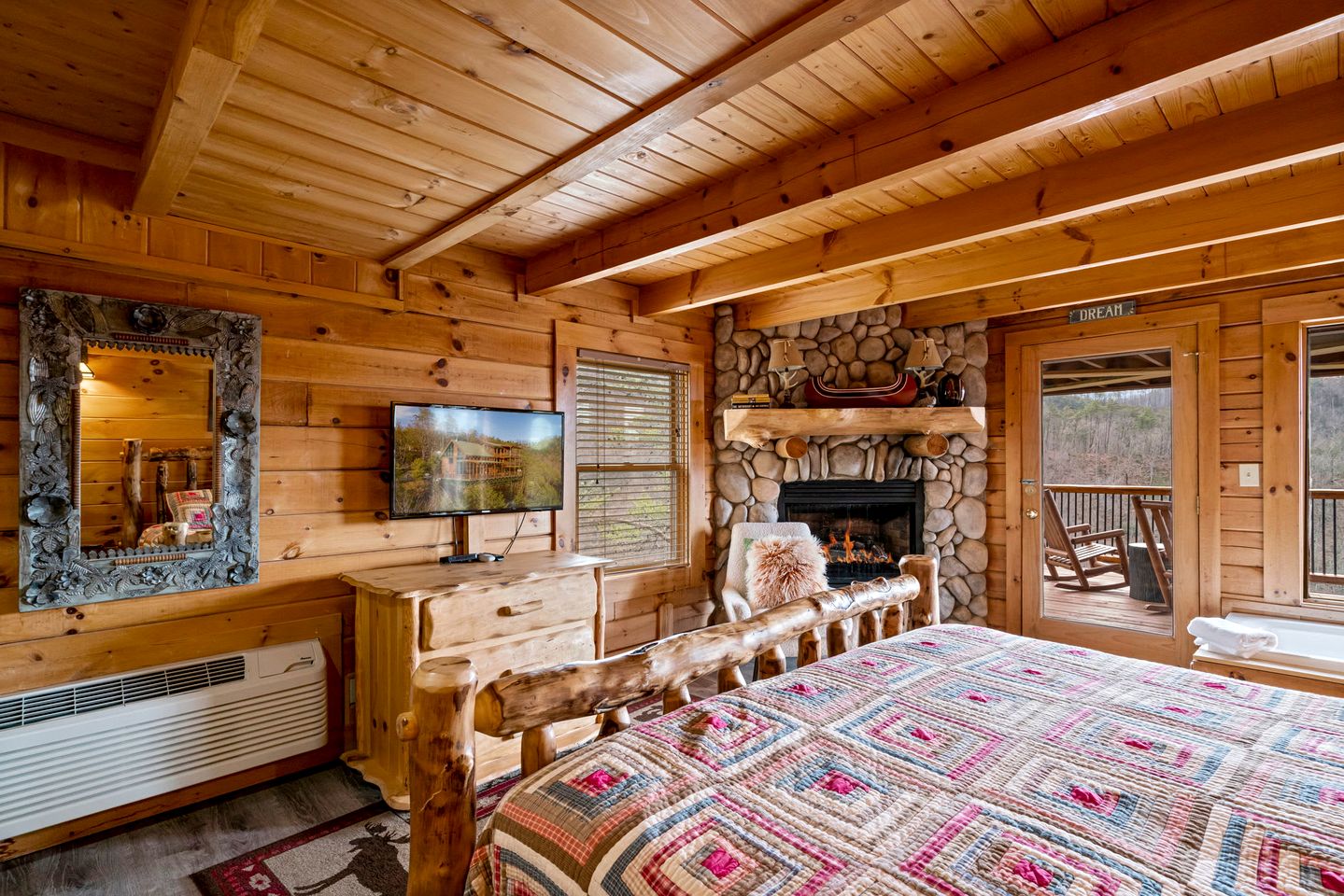 Stunning Smoky Mountain Log Cabin with 270° Views, Luxury Amenities & Hot Tub near Gatlinburg, TN