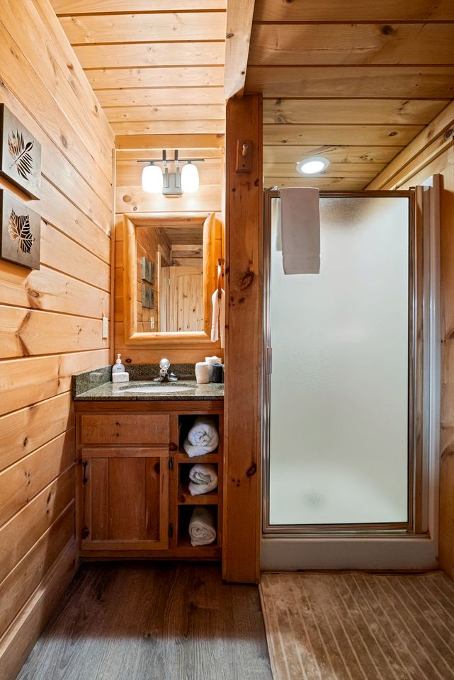 Stunning Smoky Mountain Log Cabin with 270° Views, Luxury Amenities & Hot Tub near Gatlinburg, TN