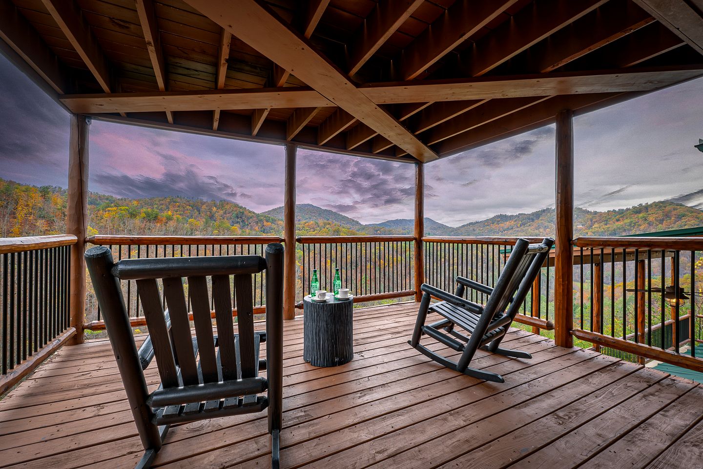 Stunning Smoky Mountain Log Cabin with 270° Views, Luxury Amenities & Hot Tub near Gatlinburg, TN