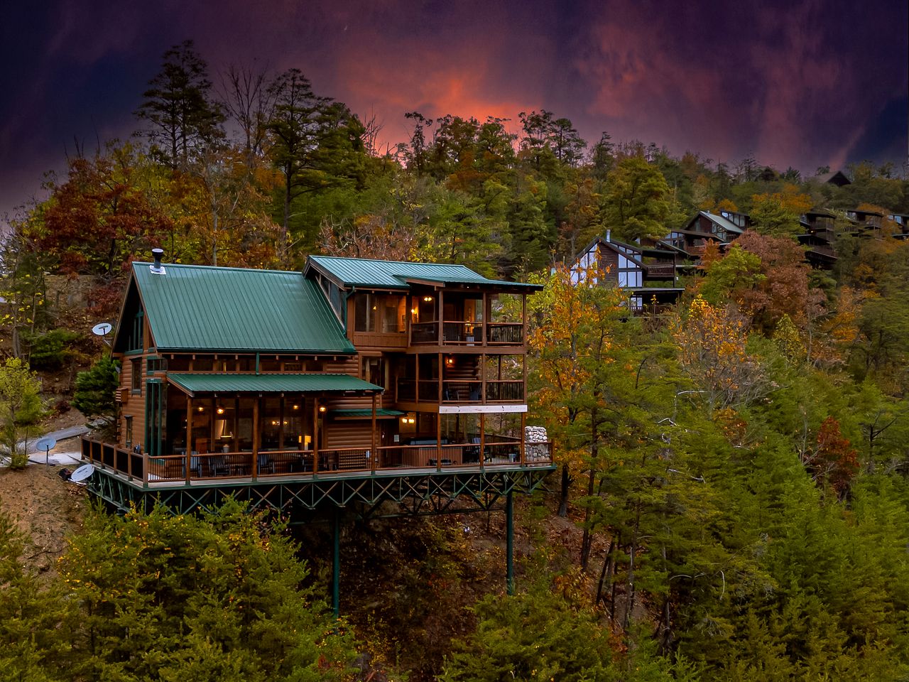 Stunning Smoky Mountain Log Cabin with 270° Views, Luxury Amenities & Hot Tub near Gatlinburg, TN