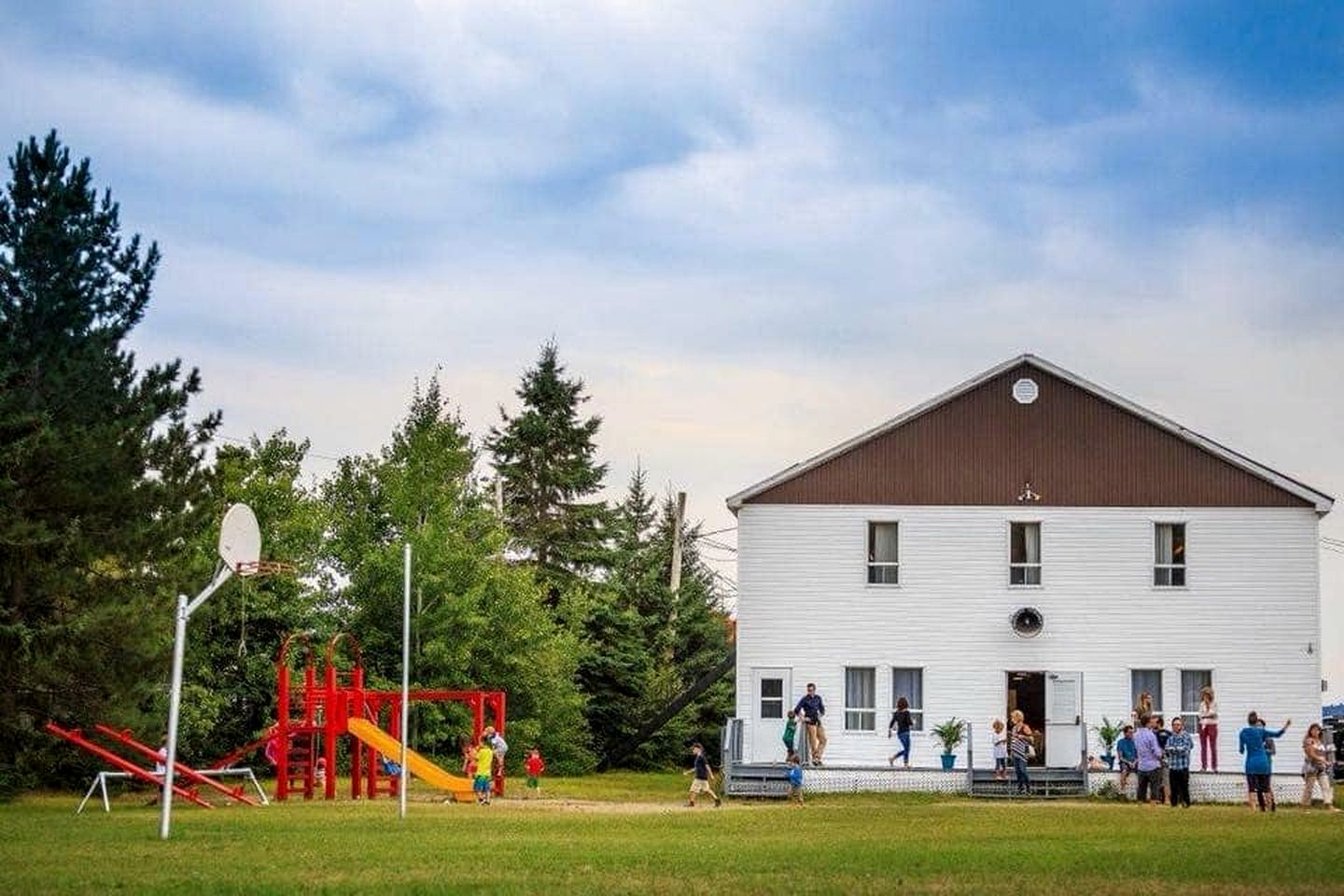 Secluded Lakefront Vacation Rental with a Barbecue in Western Quebec, Canada